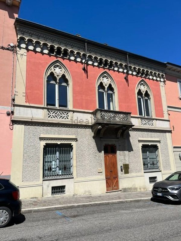 esavano in vendita a Stradella in zona Montebruciato
