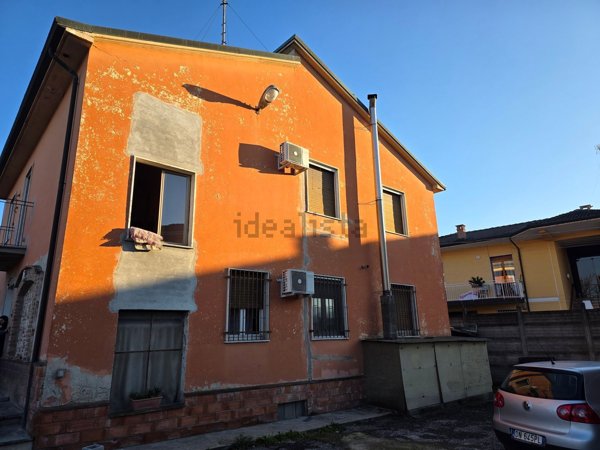 casa indipendente in vendita a Stradella in zona Montebruciato