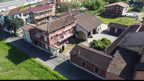casa indipendente in vendita a Stradella in zona Montebruciato