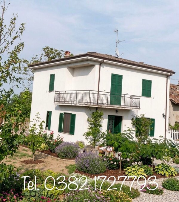 casa indipendente in vendita a Stradella in zona Montebruciato