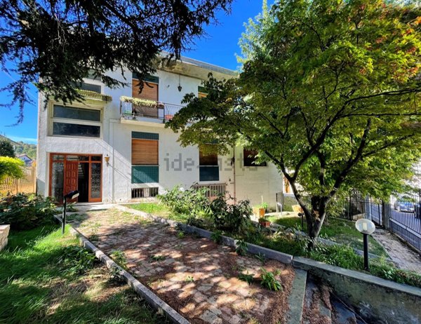 casa indipendente in vendita a Stradella in zona Montebruciato