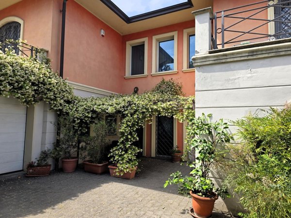 casa indipendente in vendita a Stradella in zona Montebruciato