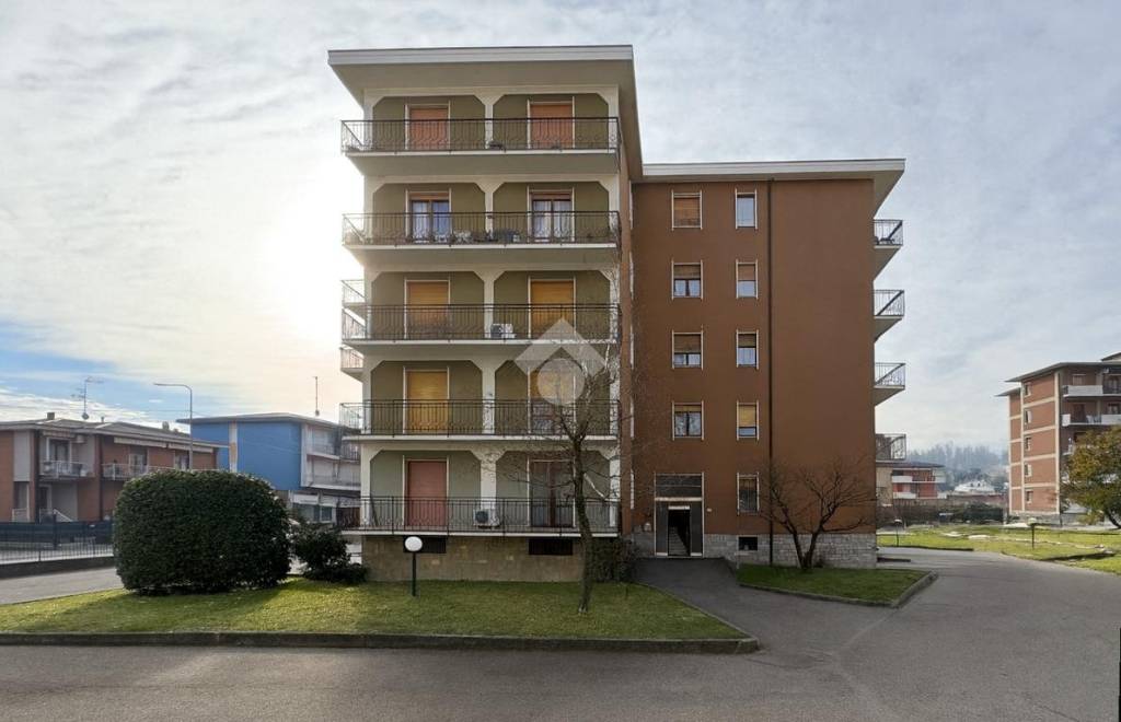 appartamento in vendita a Stradella in zona Montebruciato