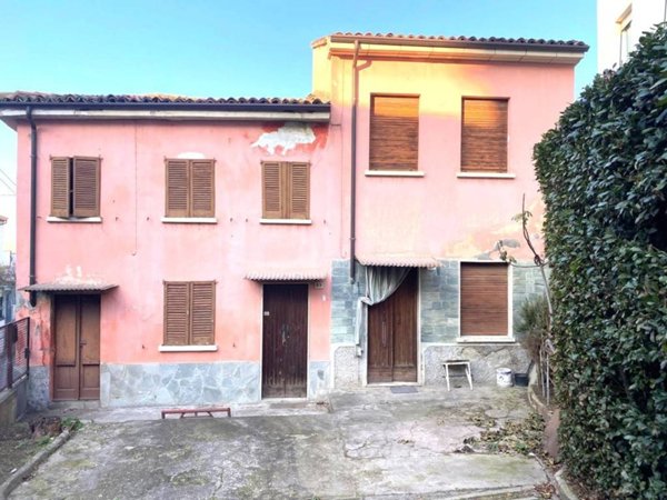 casa indipendente in vendita a Stradella in zona Montebruciato