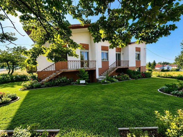 casa indipendente in vendita a Stradella in zona Montebruciato