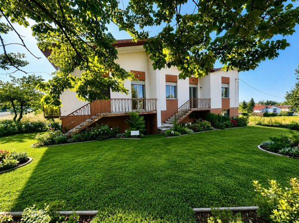 casa indipendente in vendita a Stradella in zona Montebruciato