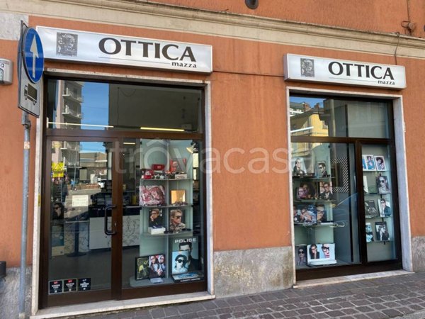 negozio in vendita a Stradella in zona Montebruciato