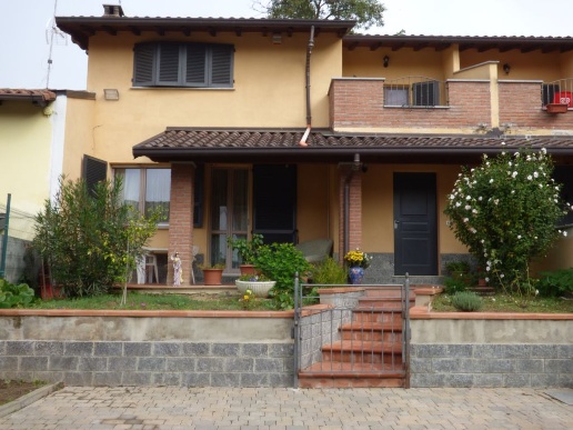 casa indipendente in vendita a Stradella in zona Montebruciato