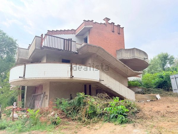 casa indipendente in vendita a Stradella in zona Montebruciato