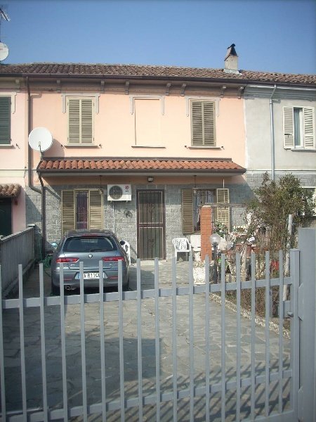 casa semindipendente in vendita a Stradella in zona Montebruciato