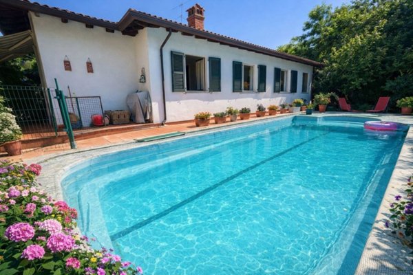 casa indipendente in vendita a Stradella in zona Montebruciato