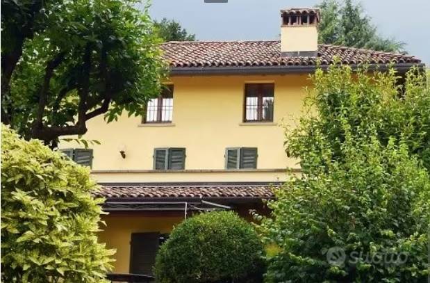 casa indipendente in vendita a Stradella in zona Montebruciato