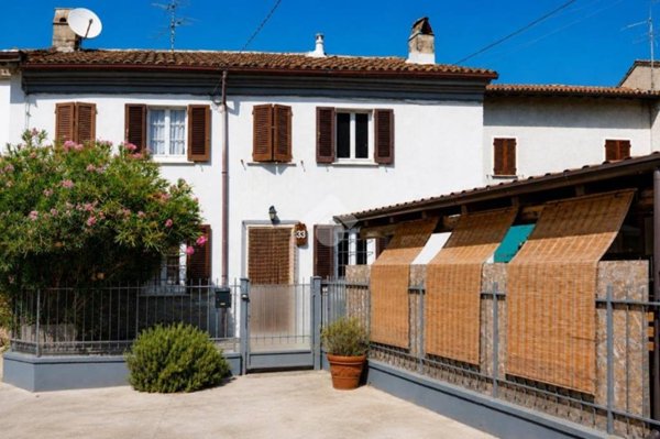 casa indipendente in vendita a Stradella in zona Casamassimini