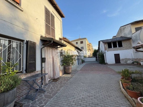 casa indipendente in vendita a Stradella in zona Montebruciato
