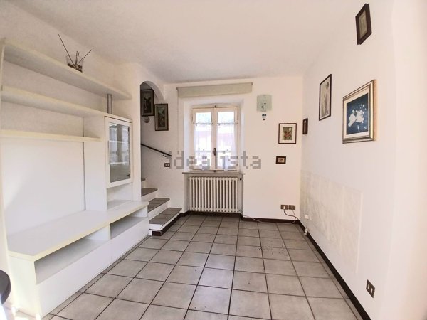 casa indipendente in vendita a Stradella in zona Montebruciato