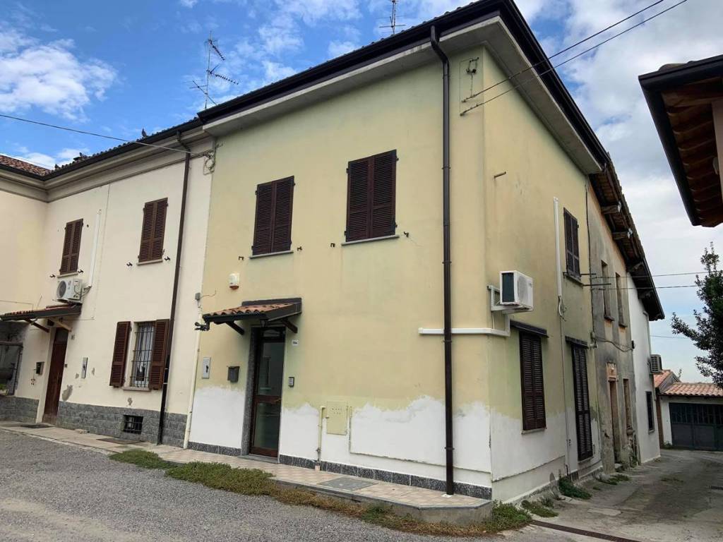 casa indipendente in vendita a Stradella in zona Montebruciato