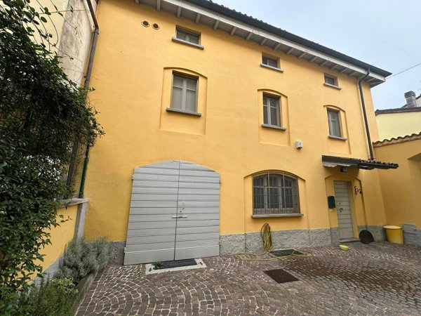 casa indipendente in vendita a Stradella in zona Montebruciato