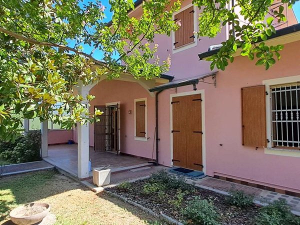 casa indipendente in vendita a Stradella in zona Casa Agati