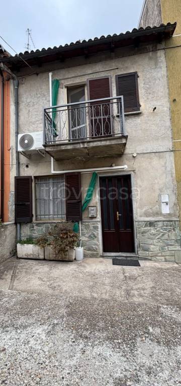 casa indipendente in vendita a Stradella in zona Montebruciato