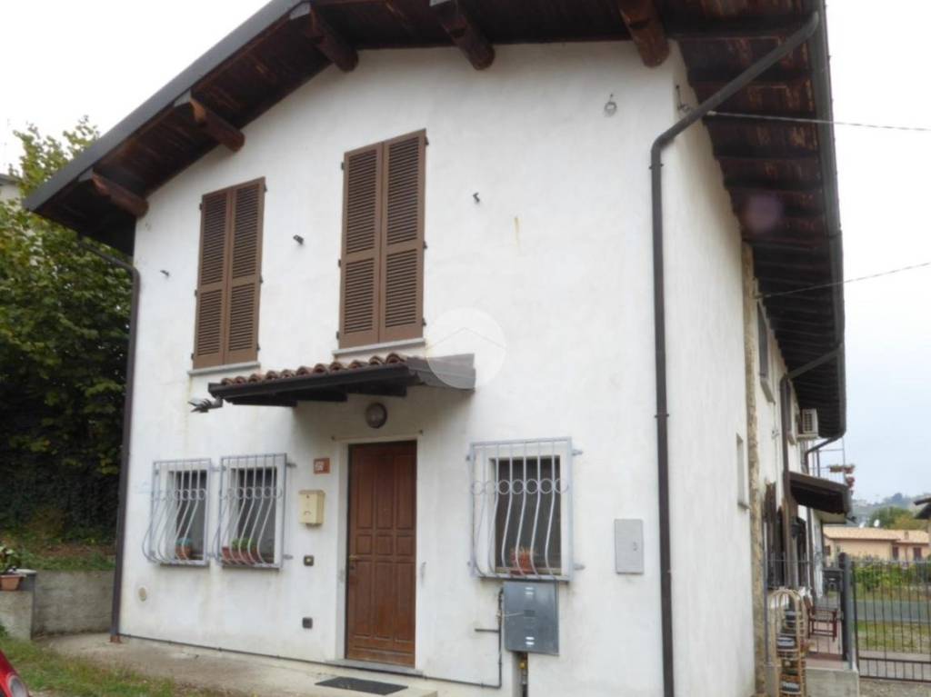 casa indipendente in vendita a Stradella in zona Torre Sacchetti