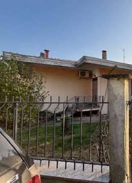 casa indipendente in vendita a Stradella in zona Montebruciato