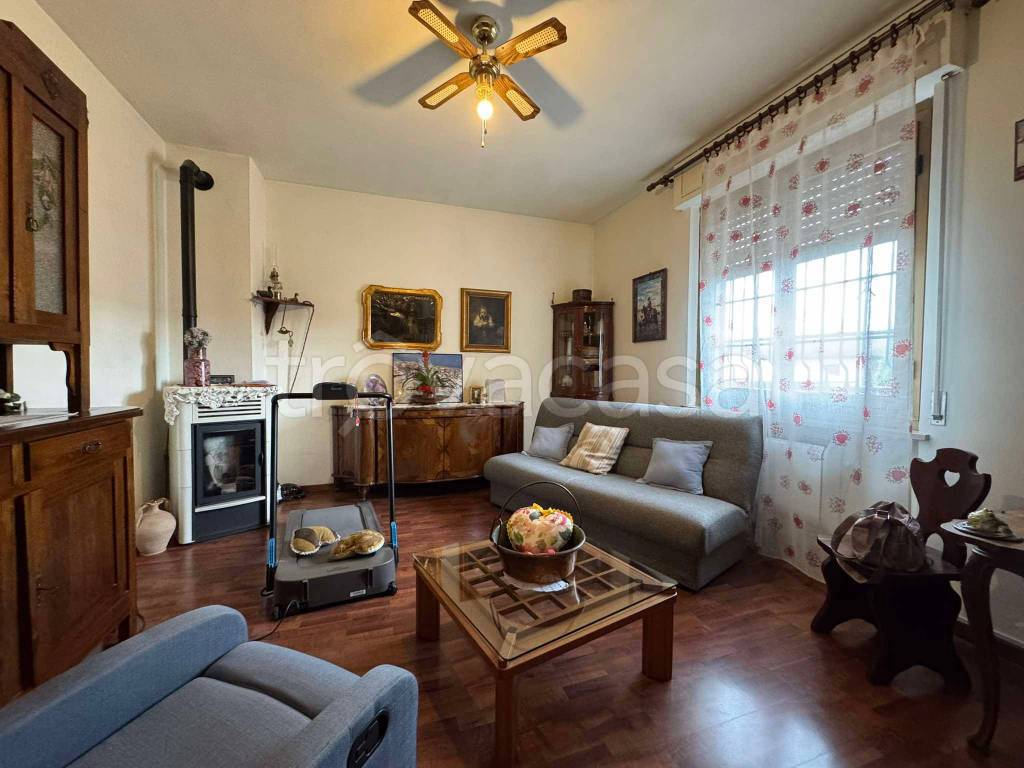 casa indipendente in vendita a Torre Beretti e Castellaro in zona Torre Beretti