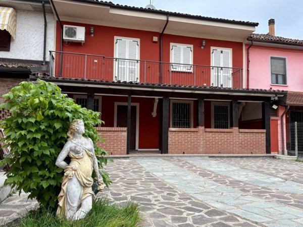 casa indipendente in vendita a Torre Beretti e Castellaro in zona Torre Beretti