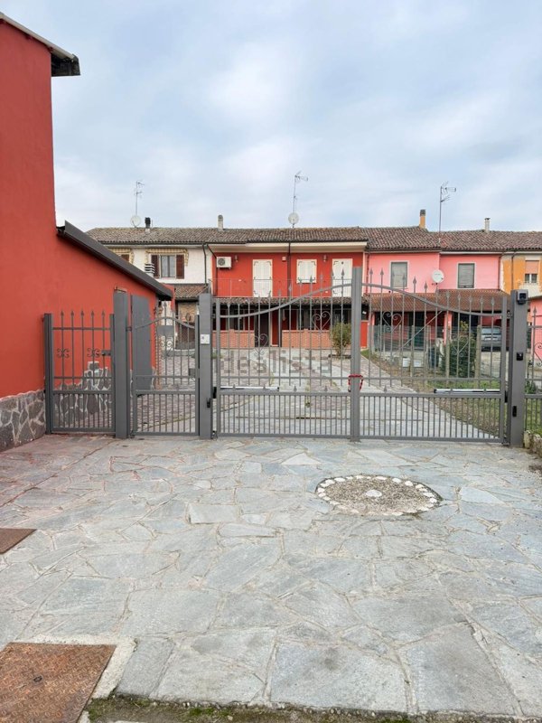 casa indipendente in vendita a Torre Beretti e Castellaro