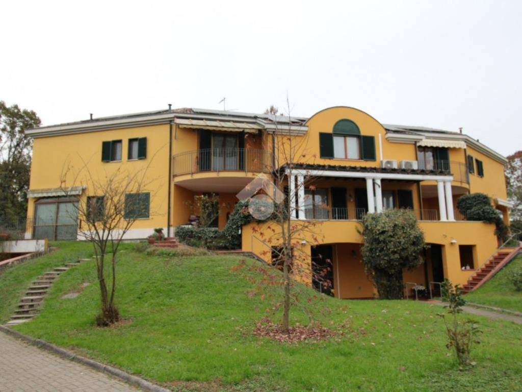 casa indipendente in vendita a Torre d'Isola in zona San Varese