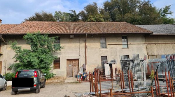locale di sgombero in vendita a Torre d'Isola