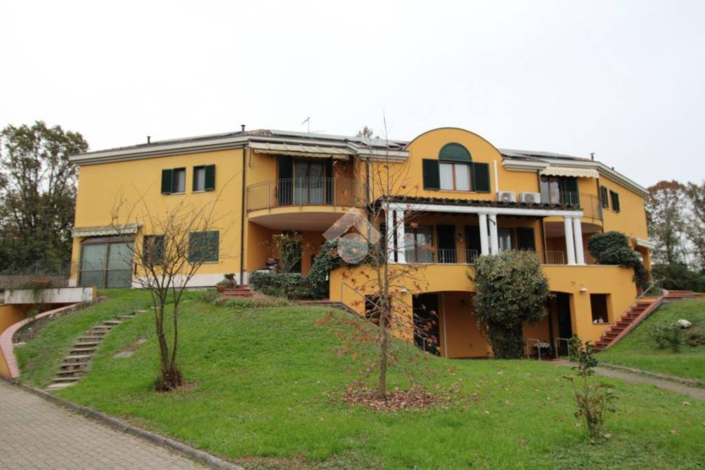 casa indipendente in vendita a Torre d'Isola in zona San Varese