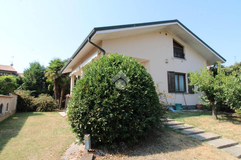 casa indipendente in vendita a Torre d'Isola in zona Casottole