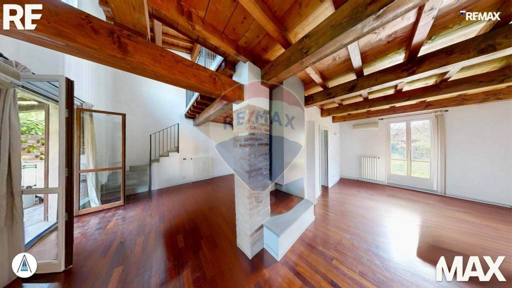 casa indipendente in vendita a Torre d'Isola in zona San Varese