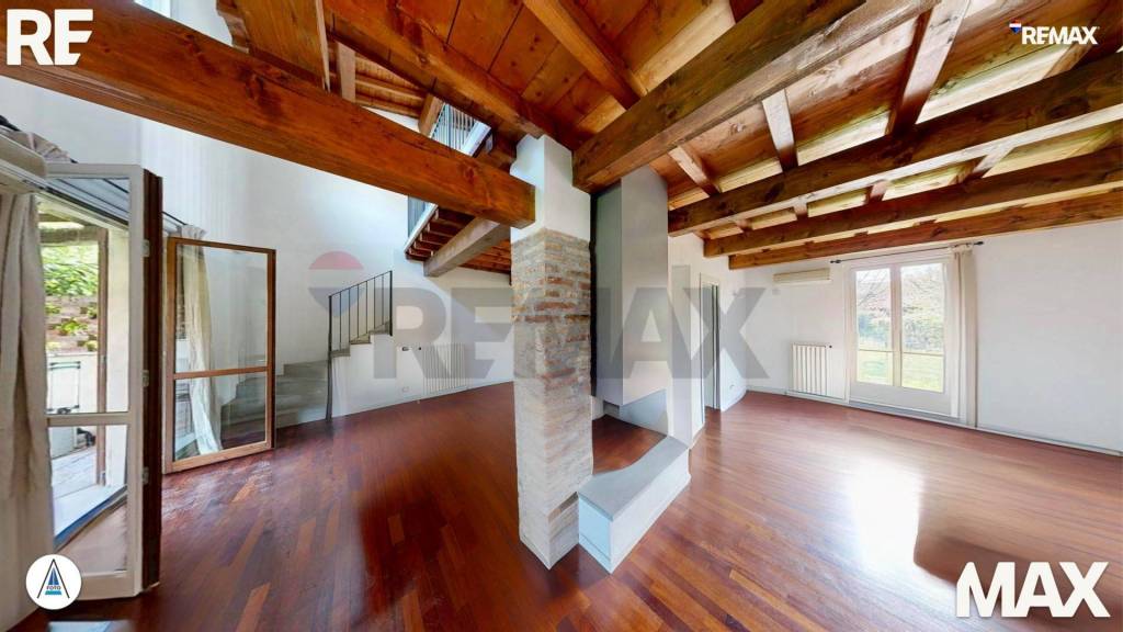 casa indipendente in vendita a Torre d'Isola in zona San Varese