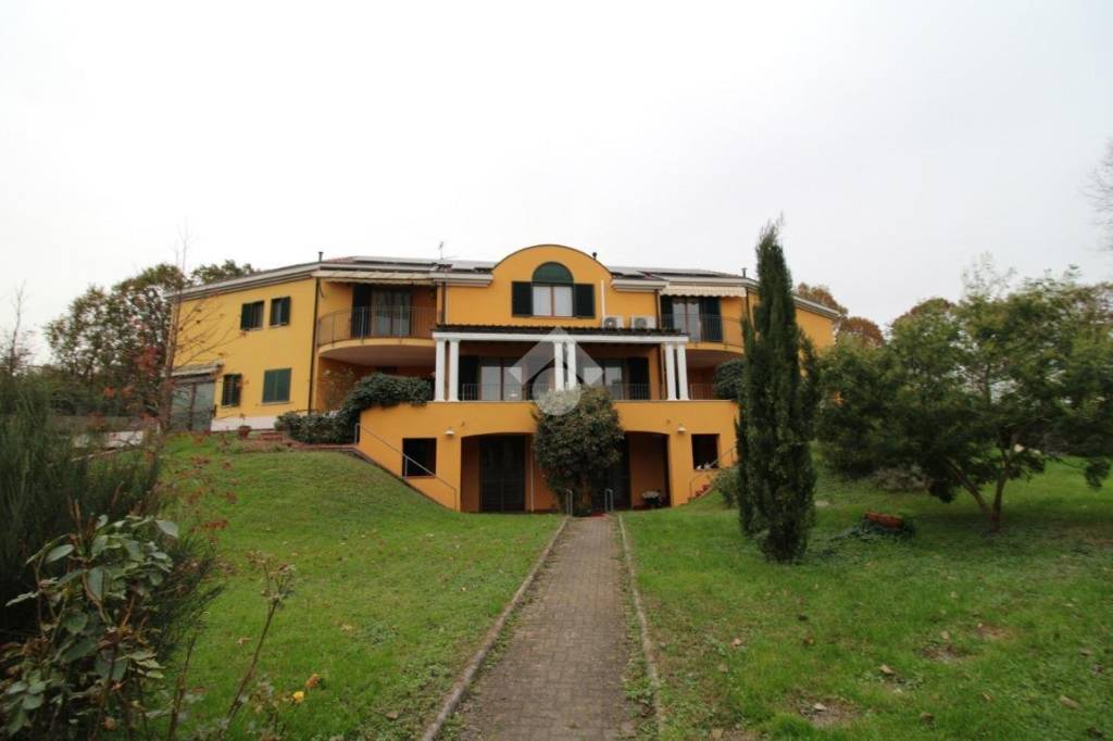 casa indipendente in vendita a Torre d'Isola in zona San Varese