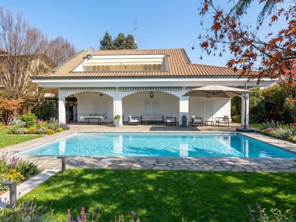 casa indipendente in vendita a Torre d'Isola in zona San Varese