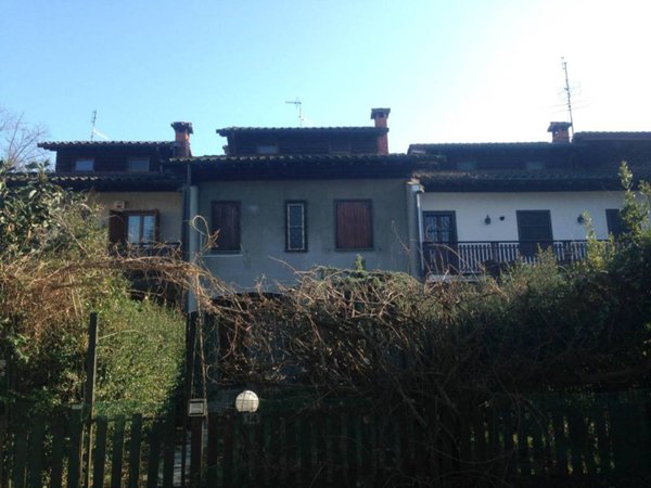 casa indipendente in vendita a Torre d'Isola in zona San Varese