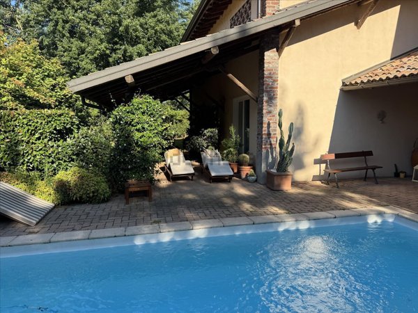casa indipendente in vendita a Torre d'Isola in zona San Varese
