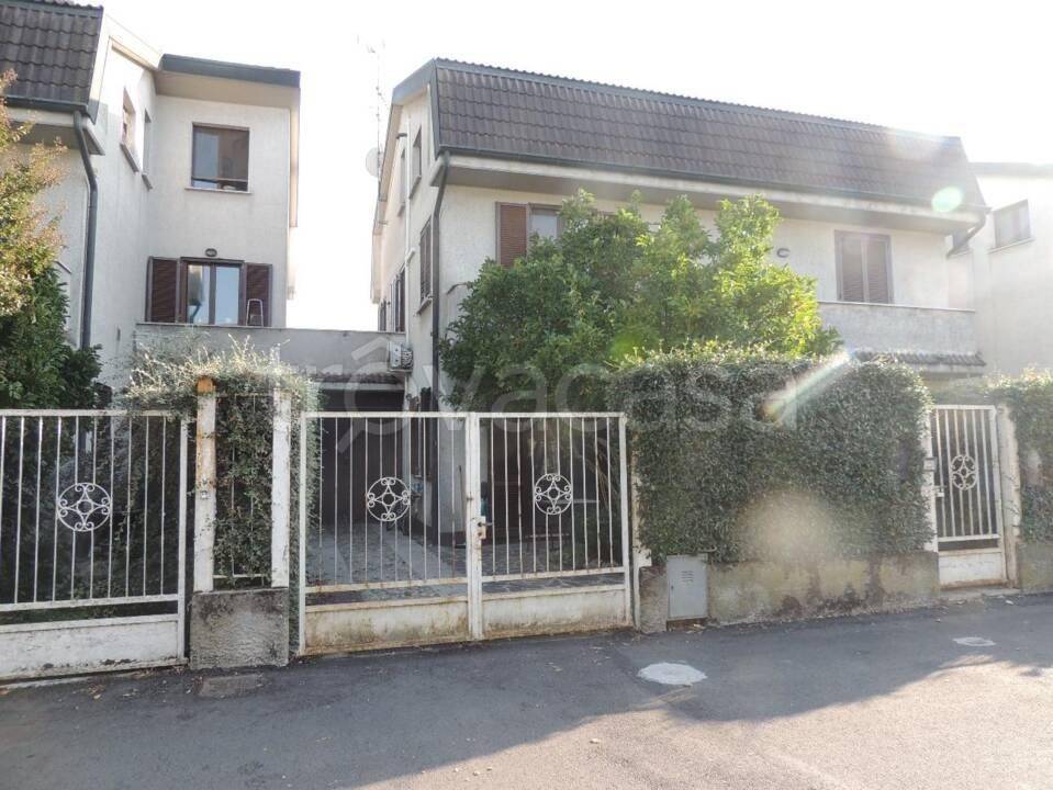 casa indipendente in vendita a Torrevecchia Pia in zona Zibido al Lambro