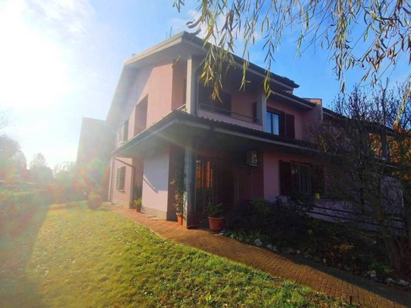 casa indipendente in vendita a Travacò Siccomario in zona Rotta