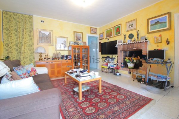 casa semindipendente in vendita a Travacò Siccomario in zona Mezzano