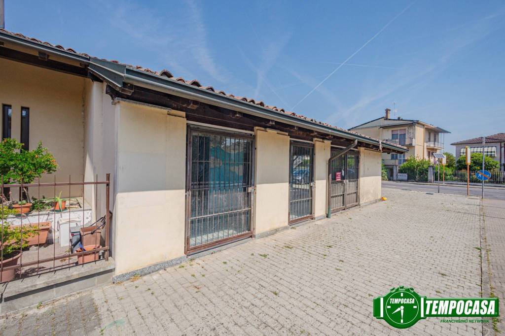 negozio in vendita a Travacò Siccomario in zona Mezzano