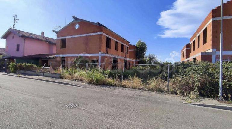 terreno edificabile in vendita a Travacò Siccomario