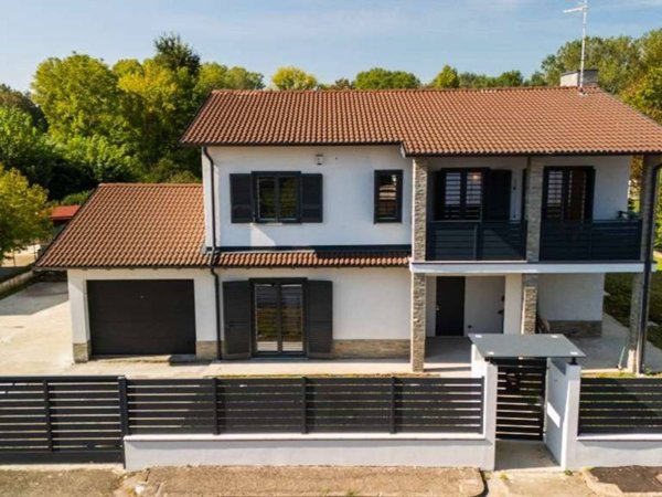 casa indipendente in vendita a Travacò Siccomario in zona Chiavica