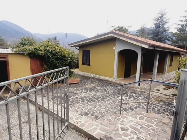 casa indipendente in vendita a Val di Nizza