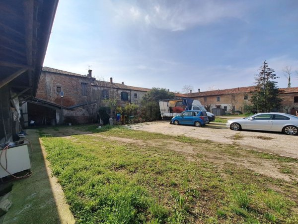 azienda agricola in vendita a Valle Salimbene
