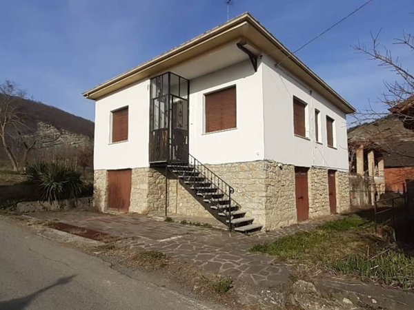 casa indipendente in vendita a Varzi