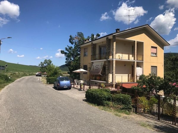 casa indipendente in vendita a Varzi in zona Pietragavina