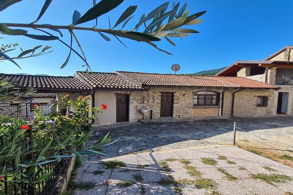 casa semindipendente in vendita a Varzi