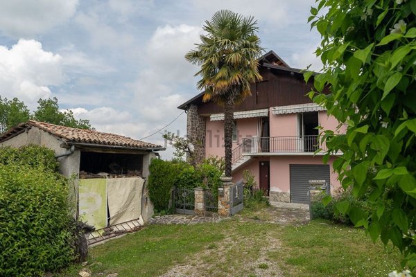 casa indipendente in vendita a Varzi in zona Pietragavina